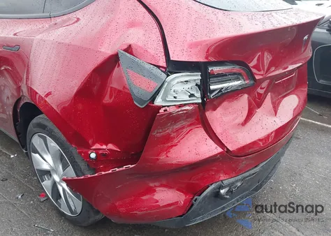 2024 Tesla Model Y Long Range Dual Motor All-Wheel Drive z USA, uszkodzony, nr VIN 7SAYGDEE1RF988367